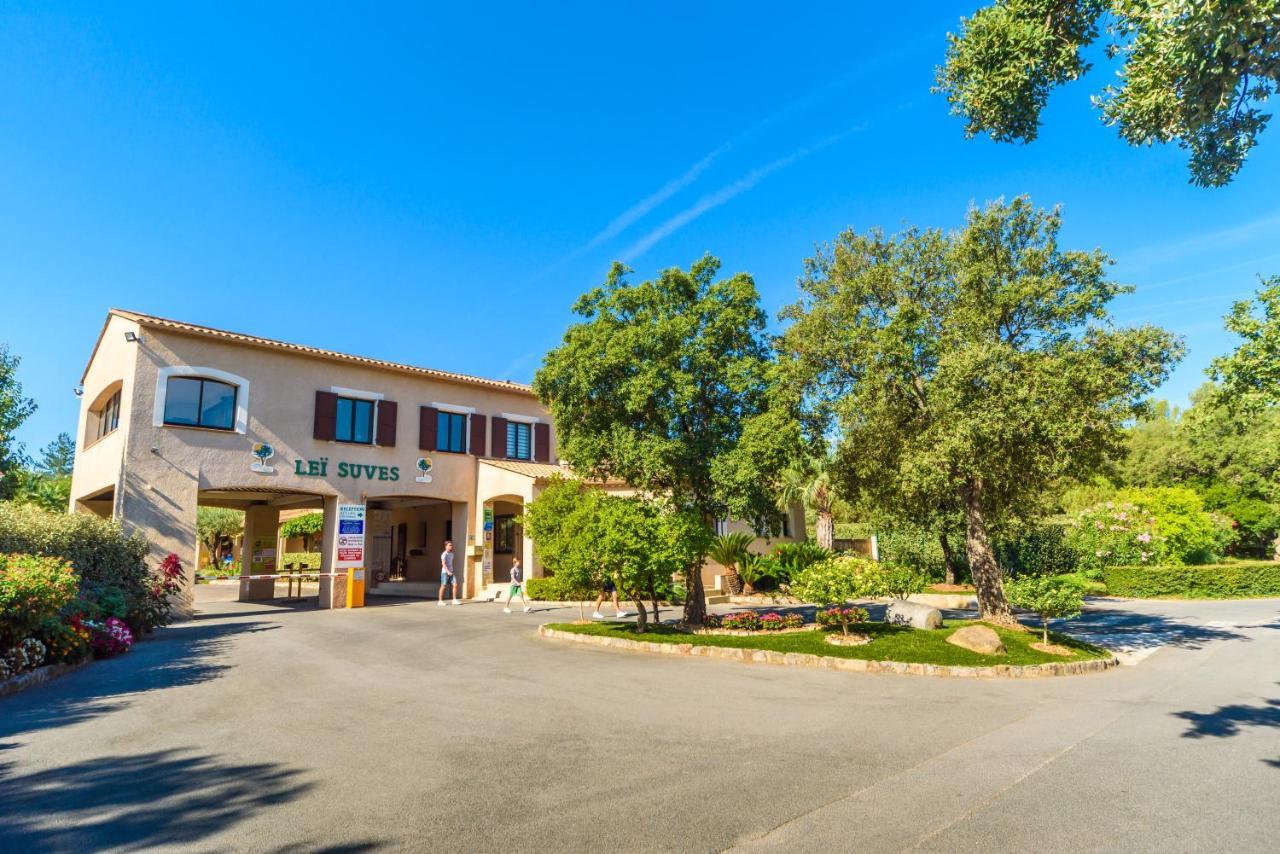 Chalets Met Buitenkeuken Op Camping Lei Suves - Joycasa Roquebrune-sur Argens Ngoại thất bức ảnh