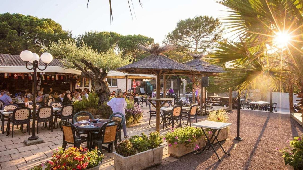 Chalets Met Buitenkeuken Op Camping Lei Suves - Joycasa Roquebrune-sur Argens Ngoại thất bức ảnh