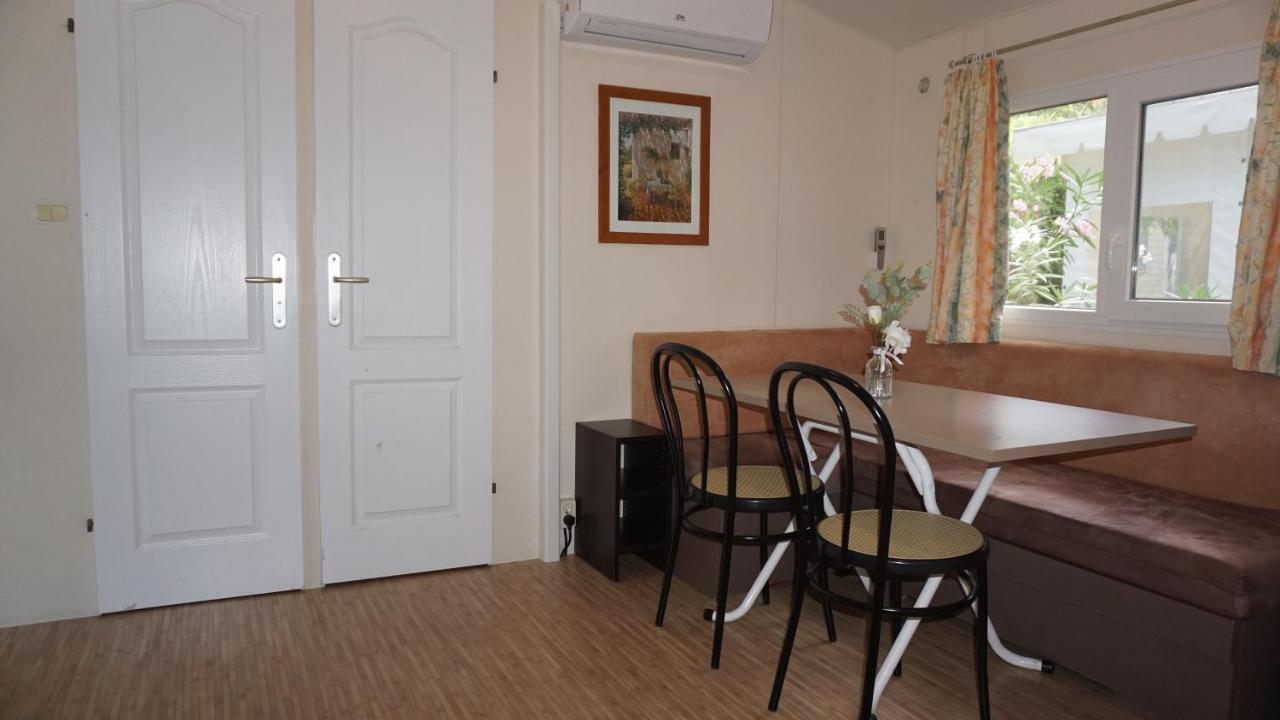 Chalets Met Buitenkeuken Op Camping Lei Suves - Joycasa Roquebrune-sur Argens Ngoại thất bức ảnh